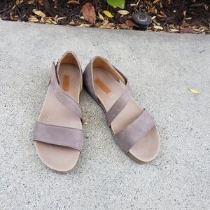 El Naturalista Stylish Plume Sandals